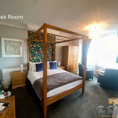 Oak Room beautiful Deluxe Seaview with kingsize 4 Poster bed